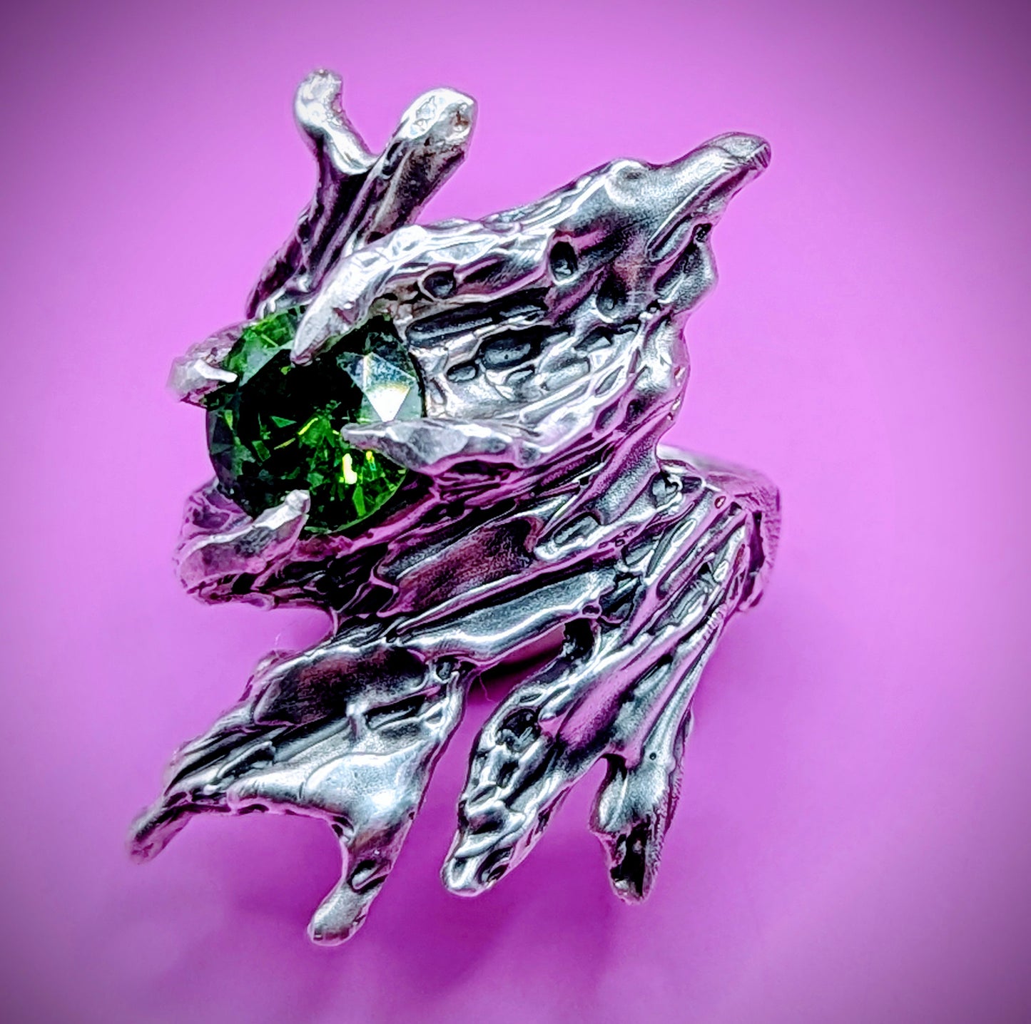 Organic sculpted silver ring with forest-inspired shape – bright green cubic zirconia