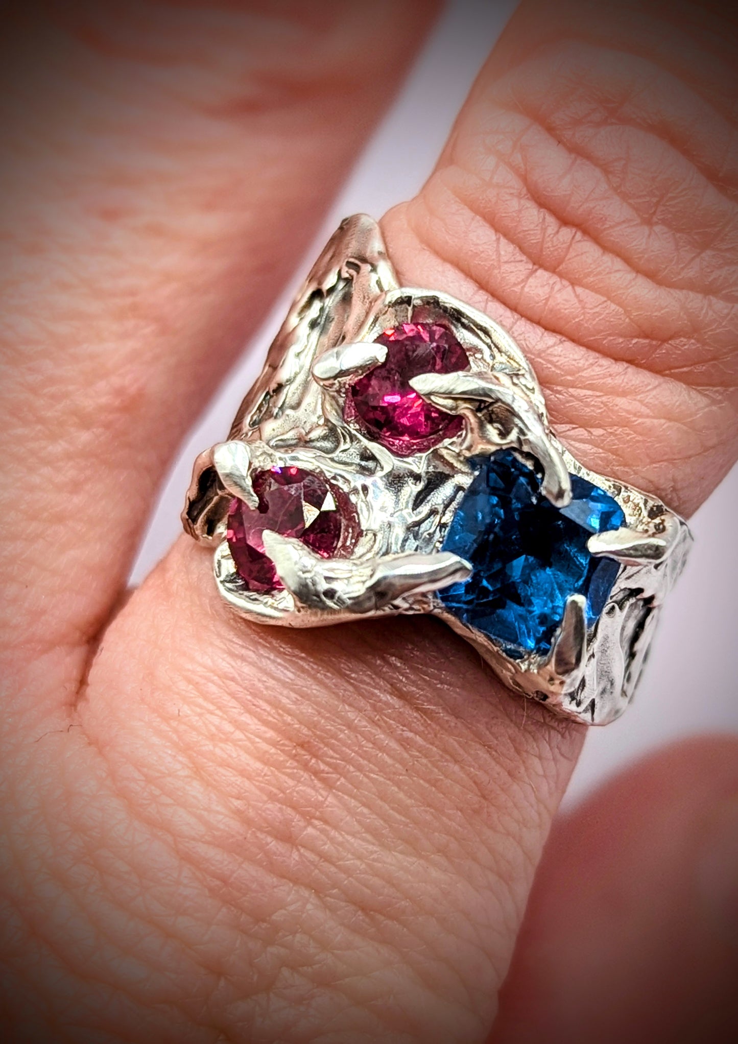 Sculpted claw-set silver ring with bold colours – expressive handmade statement piece