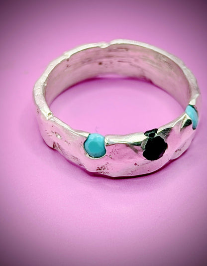 Recycled silver ring with organic texture and bold gemstone contrast – sandcast from wax