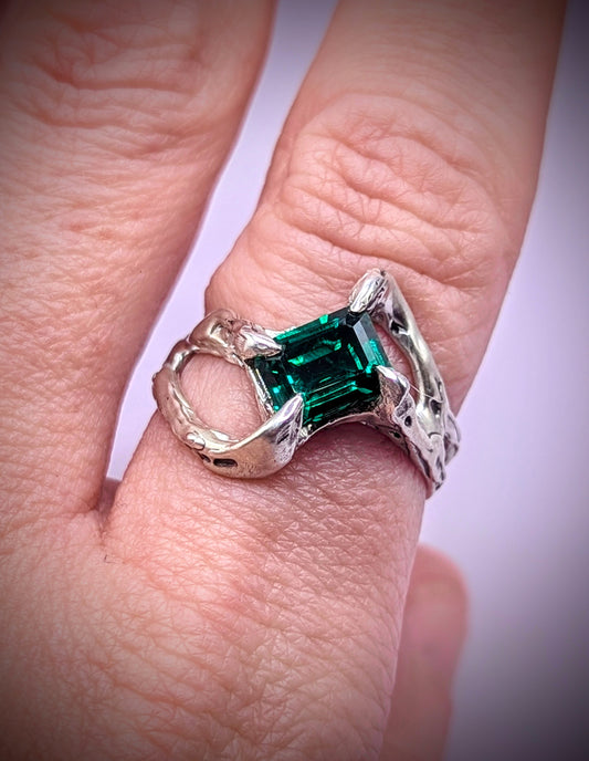 Recycled silver ring with organic texture and vibrant green stone – gothic handmade style